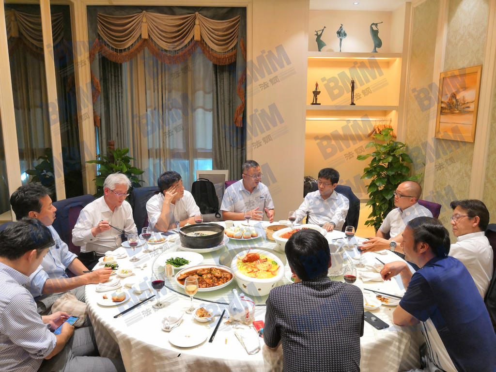 訪問結(jié)束后，法鋼集團負責(zé)人邀請JFE鋼鐵高層共進晚餐